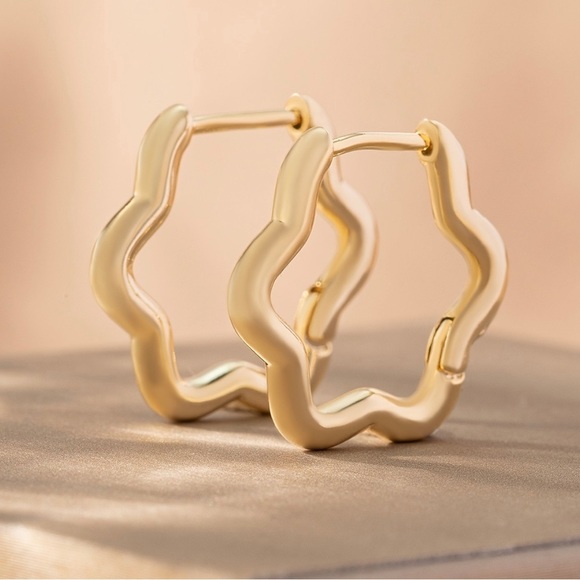 Madewell Jewelry - Gold huggie wavy earrings ✨